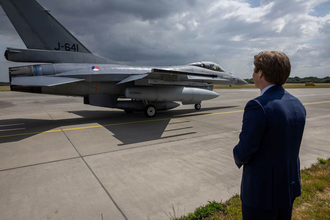 З Нідерландів відправилася остання партія винищувачів F-16 для України