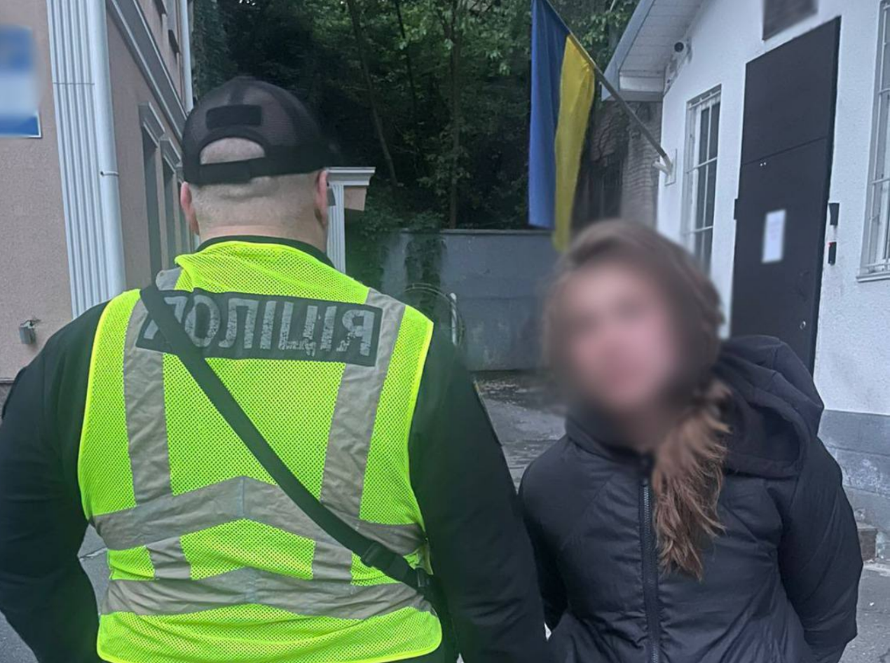 У Києві затримали жінку, яка пошкодила фото загиблих воїнів на Алеї Героїв