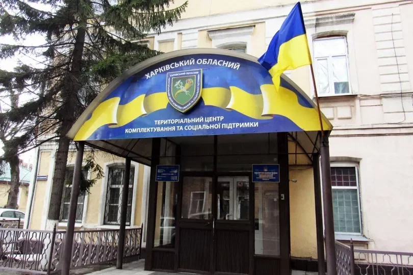 У Харкові чоловік вистрибнув з вікна приміщення ТЦК і помер на місці