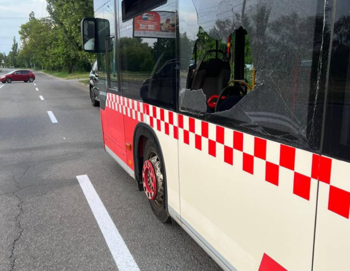 У Харкові невідомі відкрили вогонь по рейсовому автобусу (фото)