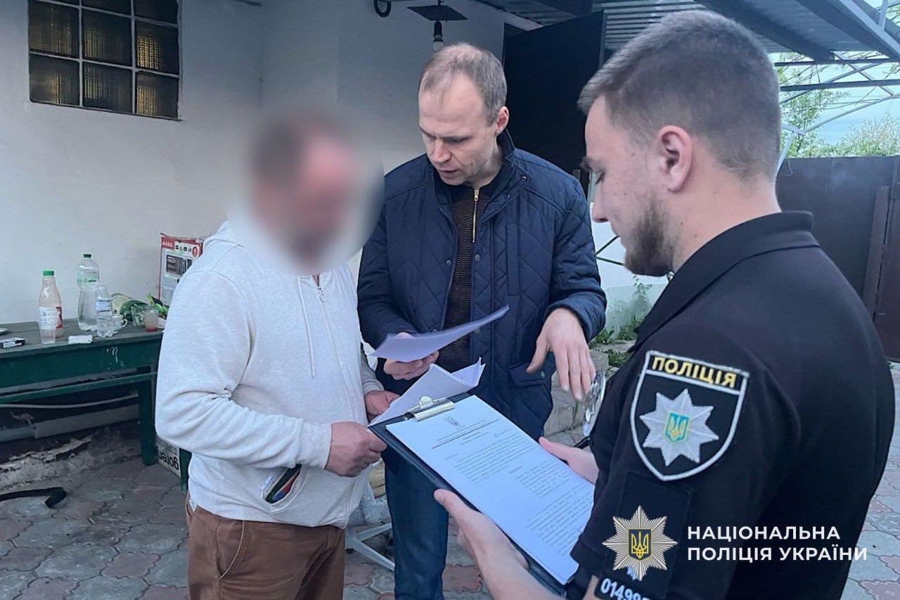 На Дніпропетровщині чоловік задушив власну матір, а тіло залив бетоном у колодязі (фото)