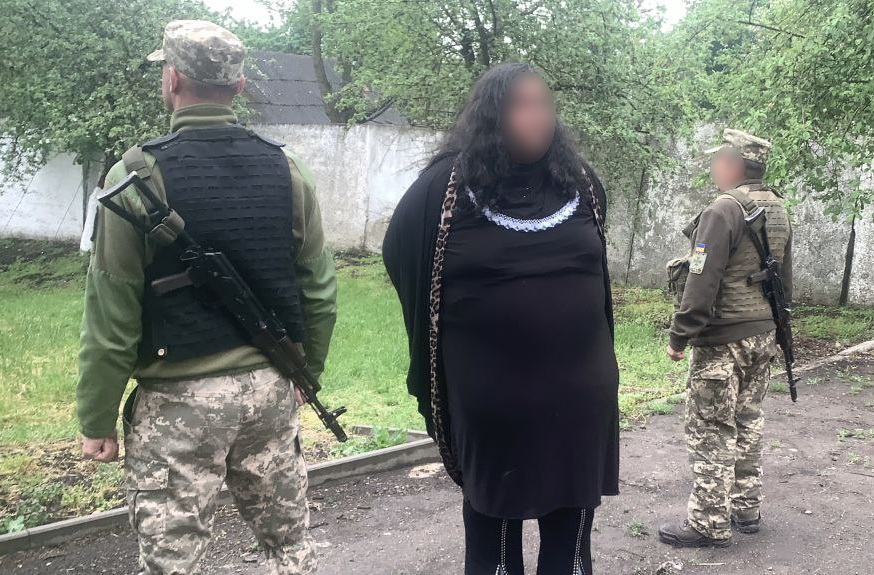 Довговолоса мандрівниця: прикордонники затримали чоловіка у перуці та жіночому вбранні (фото)
