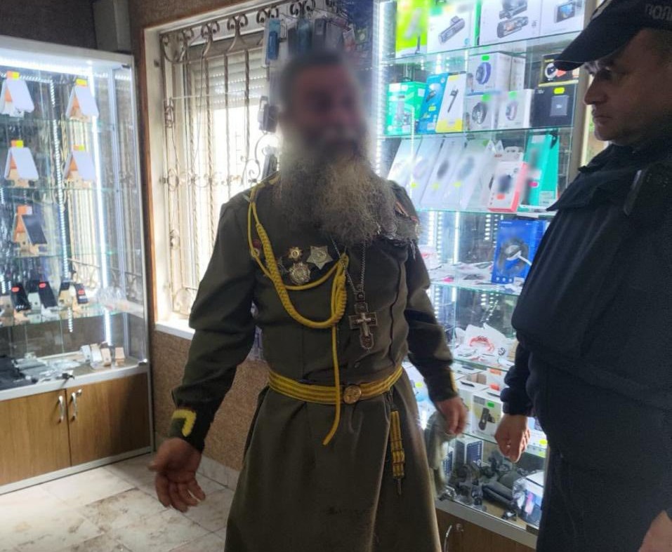 На Закарпатті затримали священника УПЦ МП, який розгулював у радянській формі (фото)