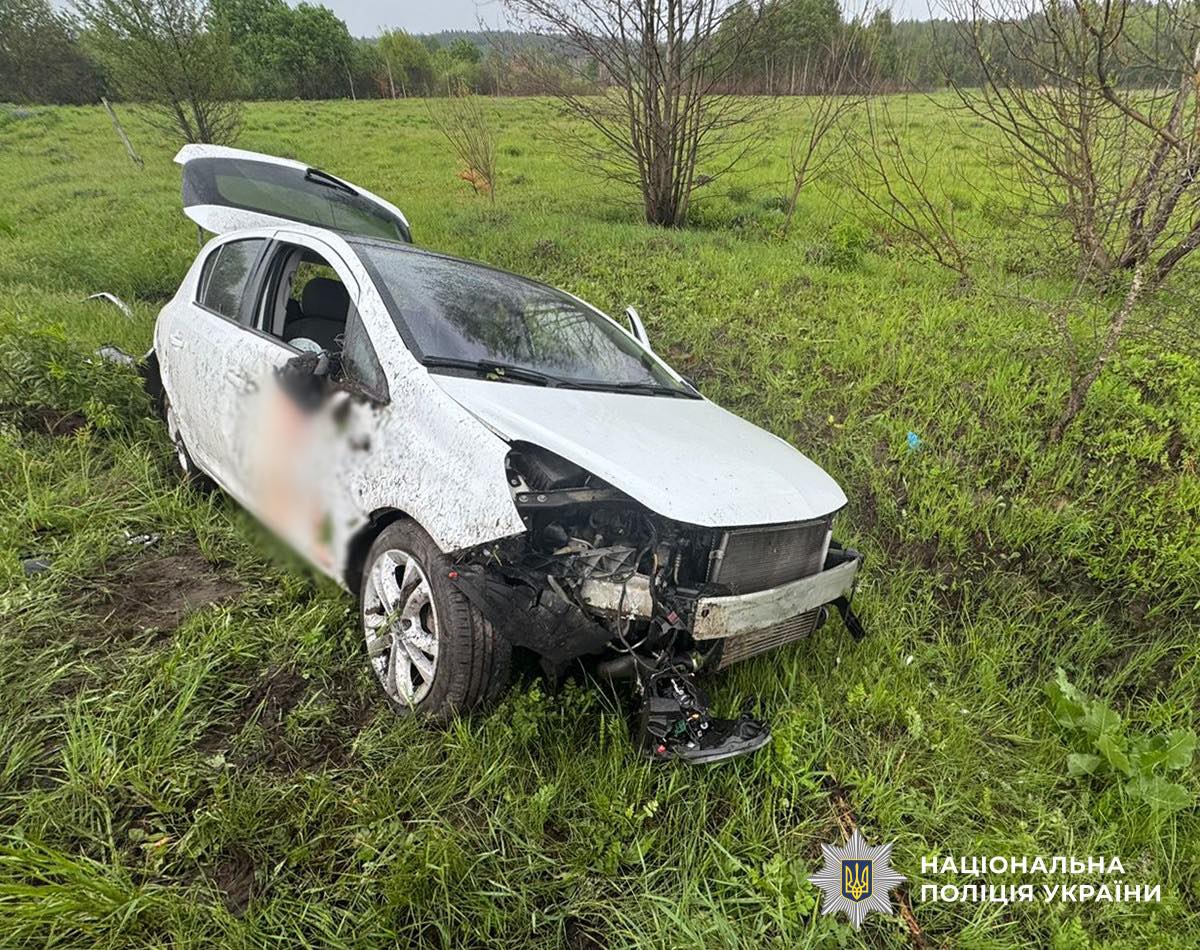 На Житомирщині п'яний водій злетів у кювет: є жертва (фото)