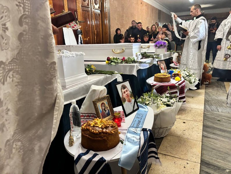 На Житомирщині попрощалися з трьома дітьми, які загинули внаслідок російської атаки: щемливі фото