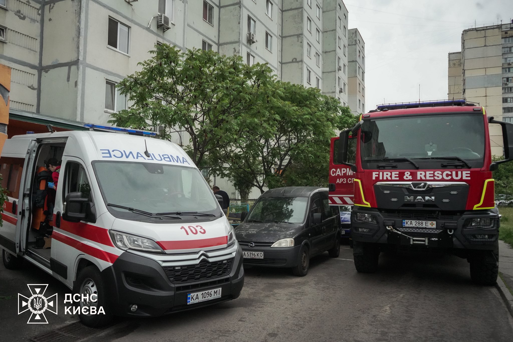 У Києві чоловік застряг у вентиляційній шахті багатоповерхівки (фото)