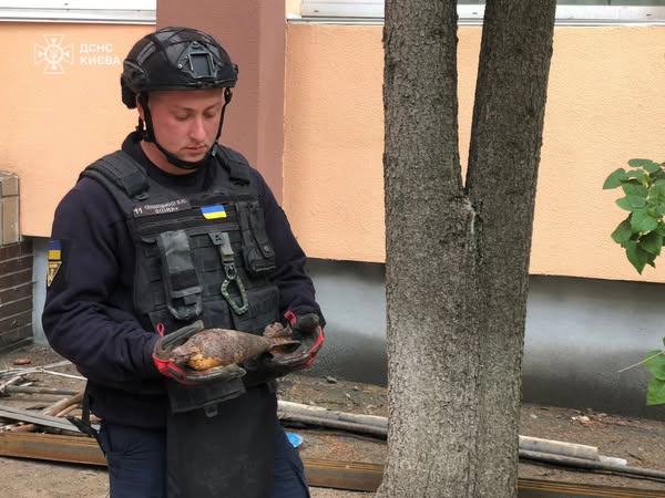 У Києві на території дитсадка знайшли міну (фото)