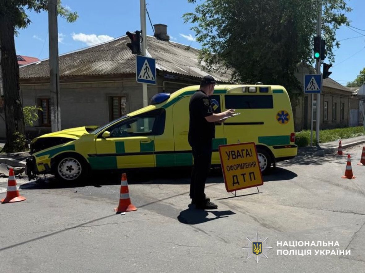На Одещині швидка зіткнулася із легковиком: є жертва та шестеро травмованих (фото)