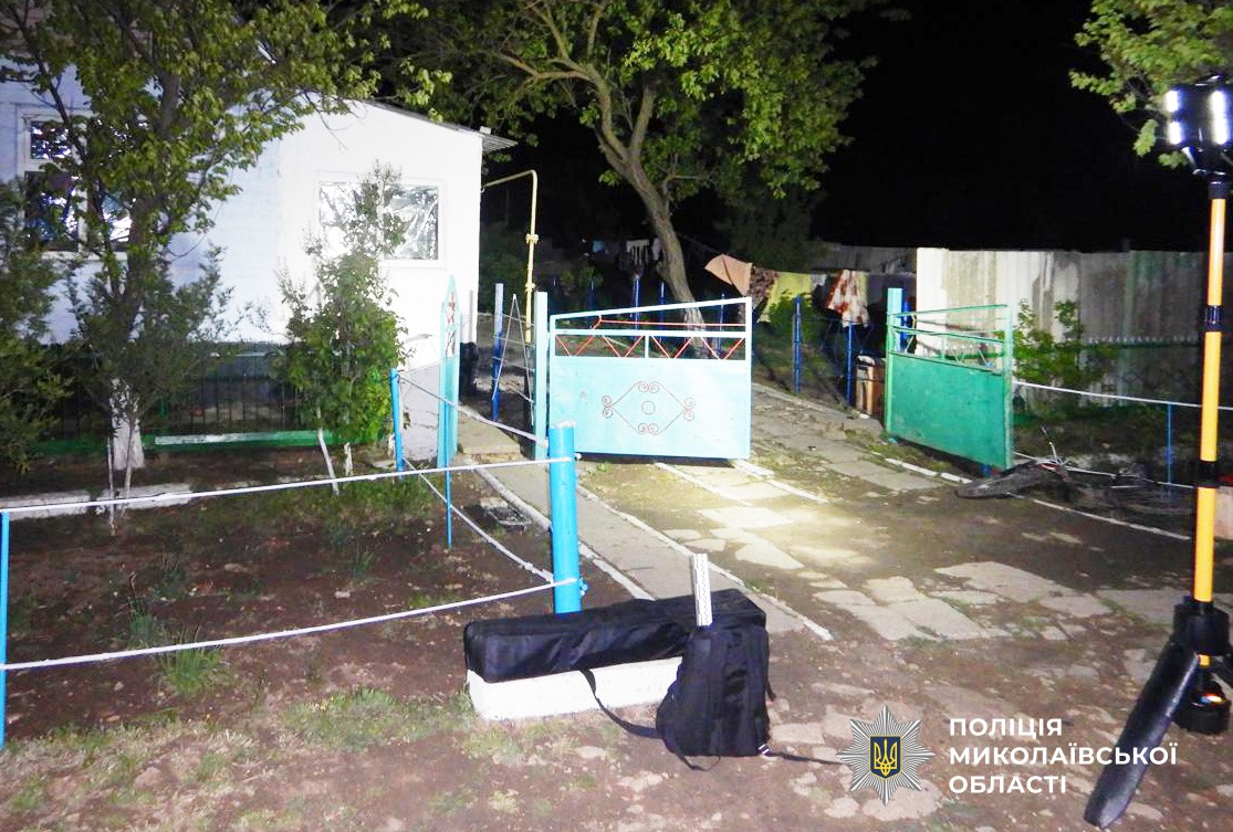 На Миколаївщині біля приватного будинку вибухнула граната: є жертви, серед них — трирічна дитина (фото)