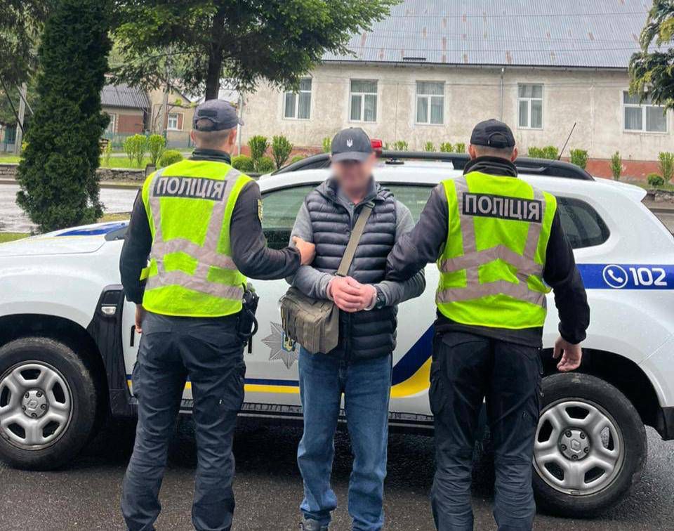 На Закарпатті чоловік погрожував дружині гранатою: під час обшуку у нього вилучили арсенал зброї