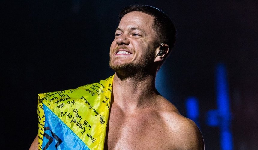 Фронтмен гурту Imagine Dragons знову підтримав Україну, розгорнувши на сцені синьо-жовтий прапор (відео)