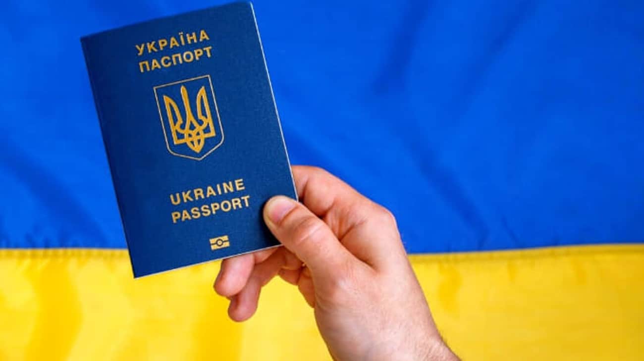 На Тернопільщині 72-річний чоловік отримав свій перший український паспорт (фото)