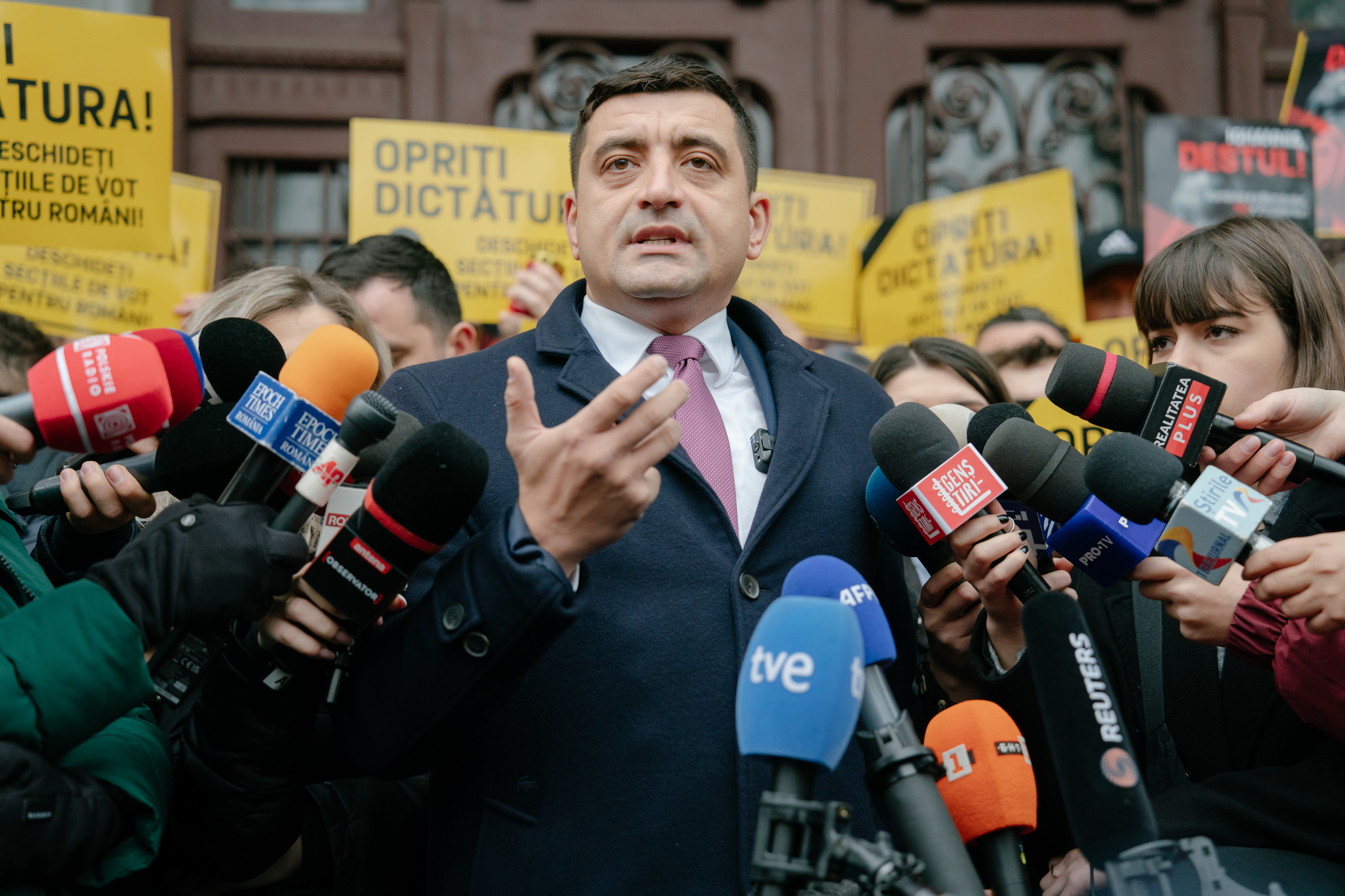 Лідер президентських перегонів у Румунії висловив чітку позицію щодо постачання зброї Україні