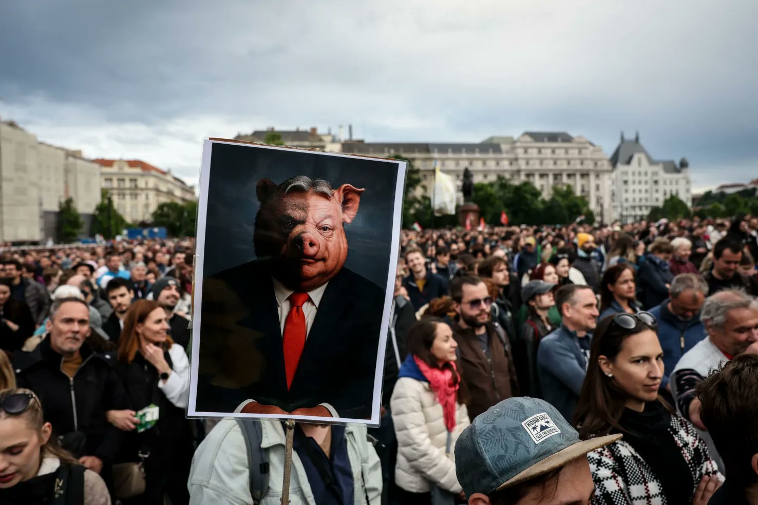 В Угорщині відбуваються масові протести проти Орбана та його політики (відео)