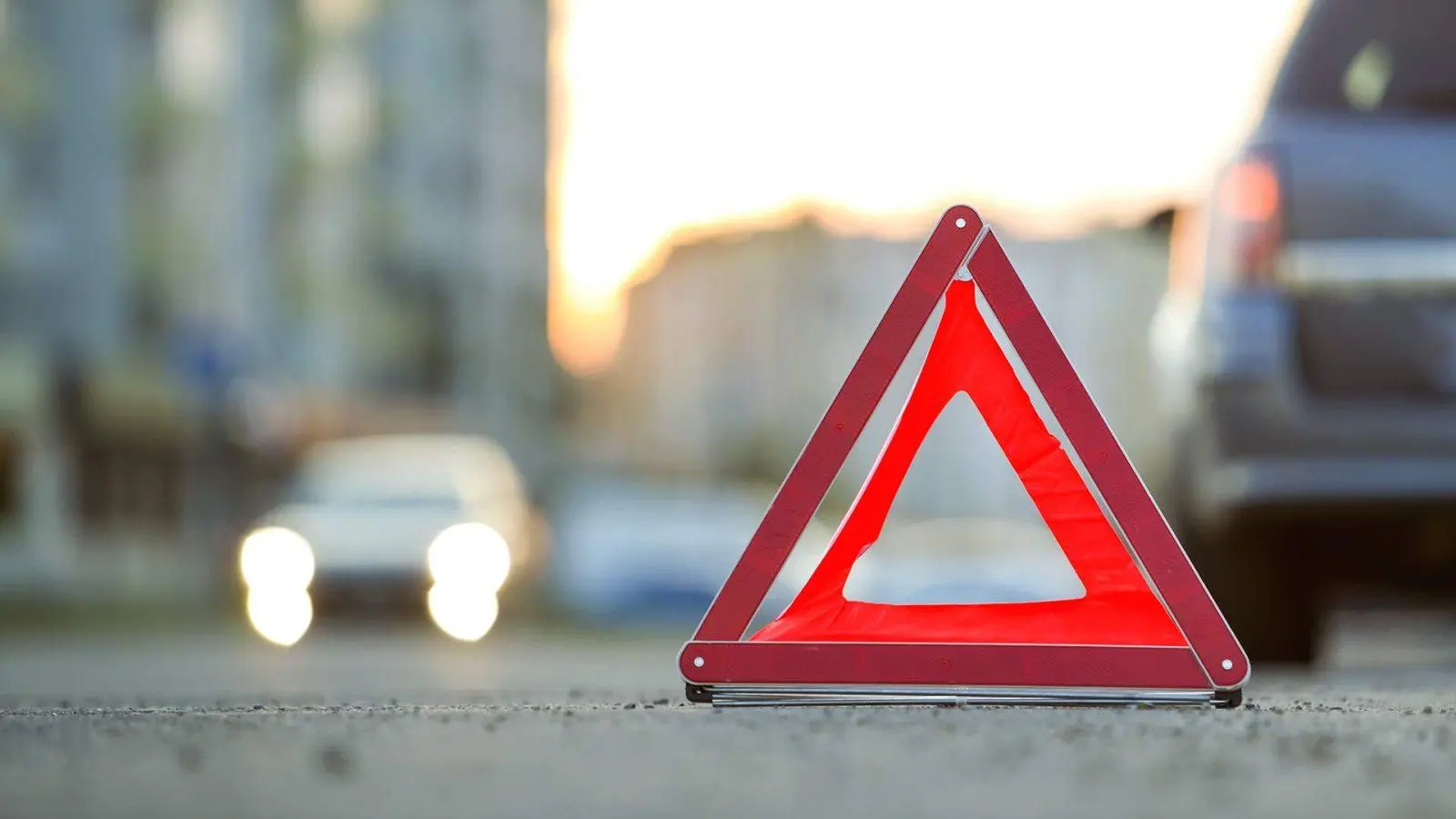 Поблизу Львова автівка влетіла у металеву опору: серед постраждалих — дитина (фото)