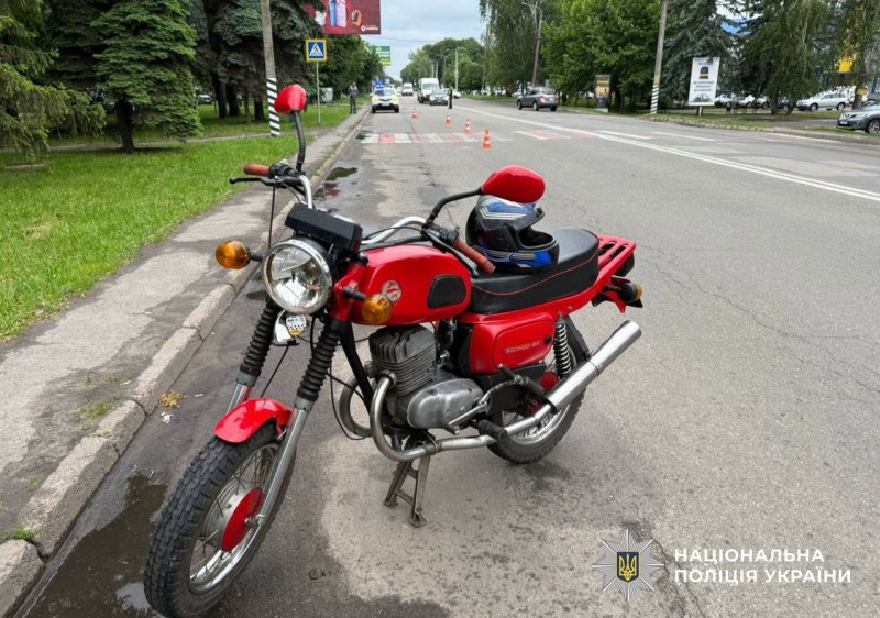 На Полтавщині мотоцикліст на переході збив жінку з трирічною дитиною