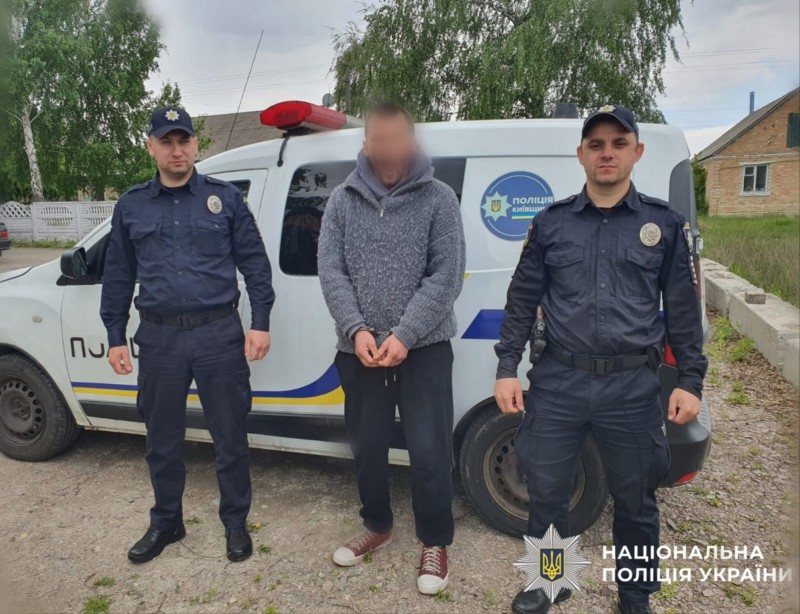 Штовхнув та відібрав сумку: на Київщині чоловік пограбував пенсіонерку