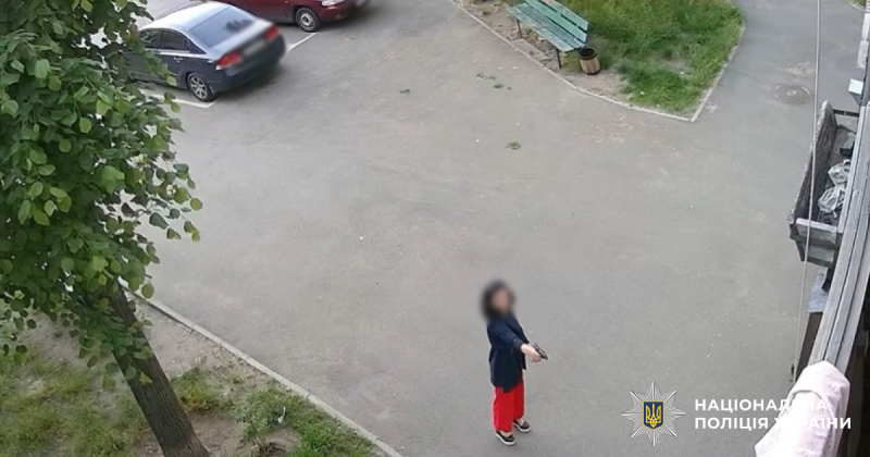 У Києві жінка влаштувала стрілянину поблизу будинку: поліція показала її фото