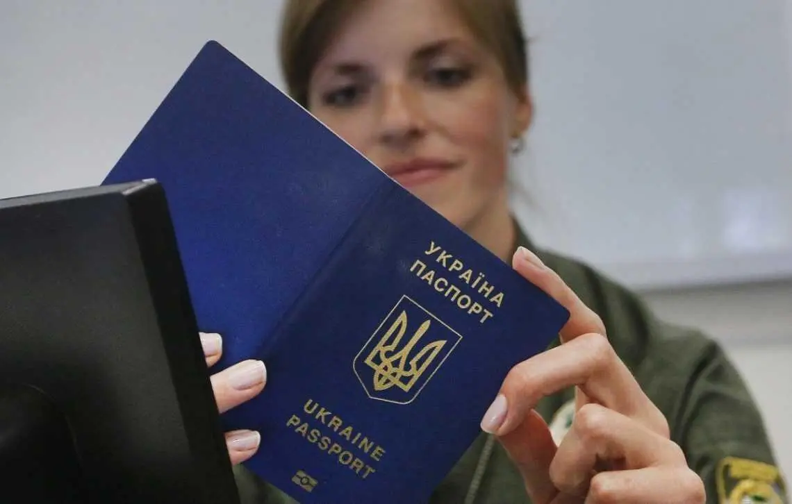 Процедуру оформлення паспорта за кордоном спростили: що змінилося для чоловіків