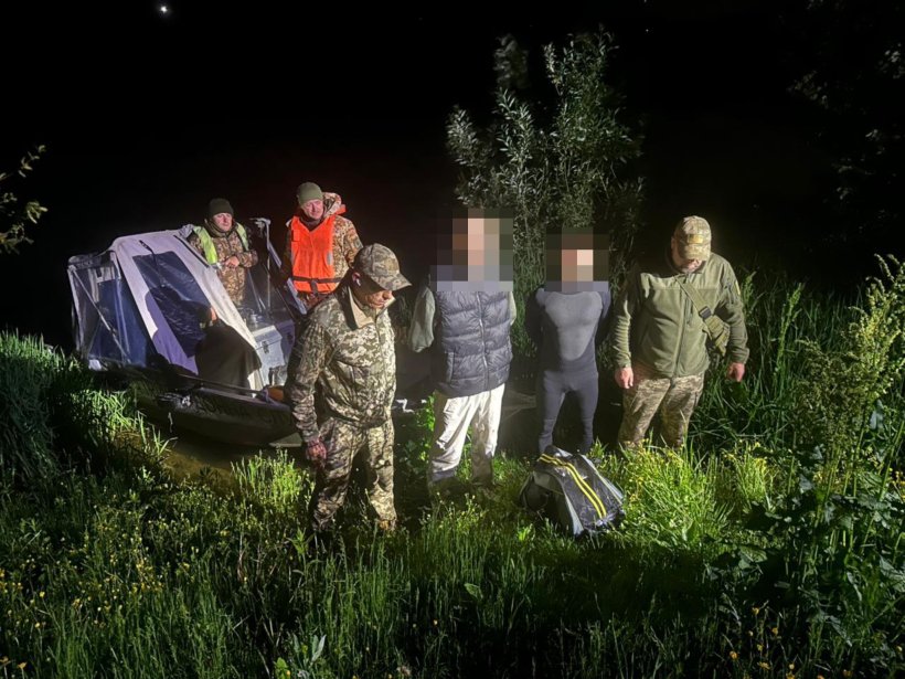 Через Дністер у гідрокостюмах: прикордонники показали двох мандрівників, які хотіли втекти до Молдови