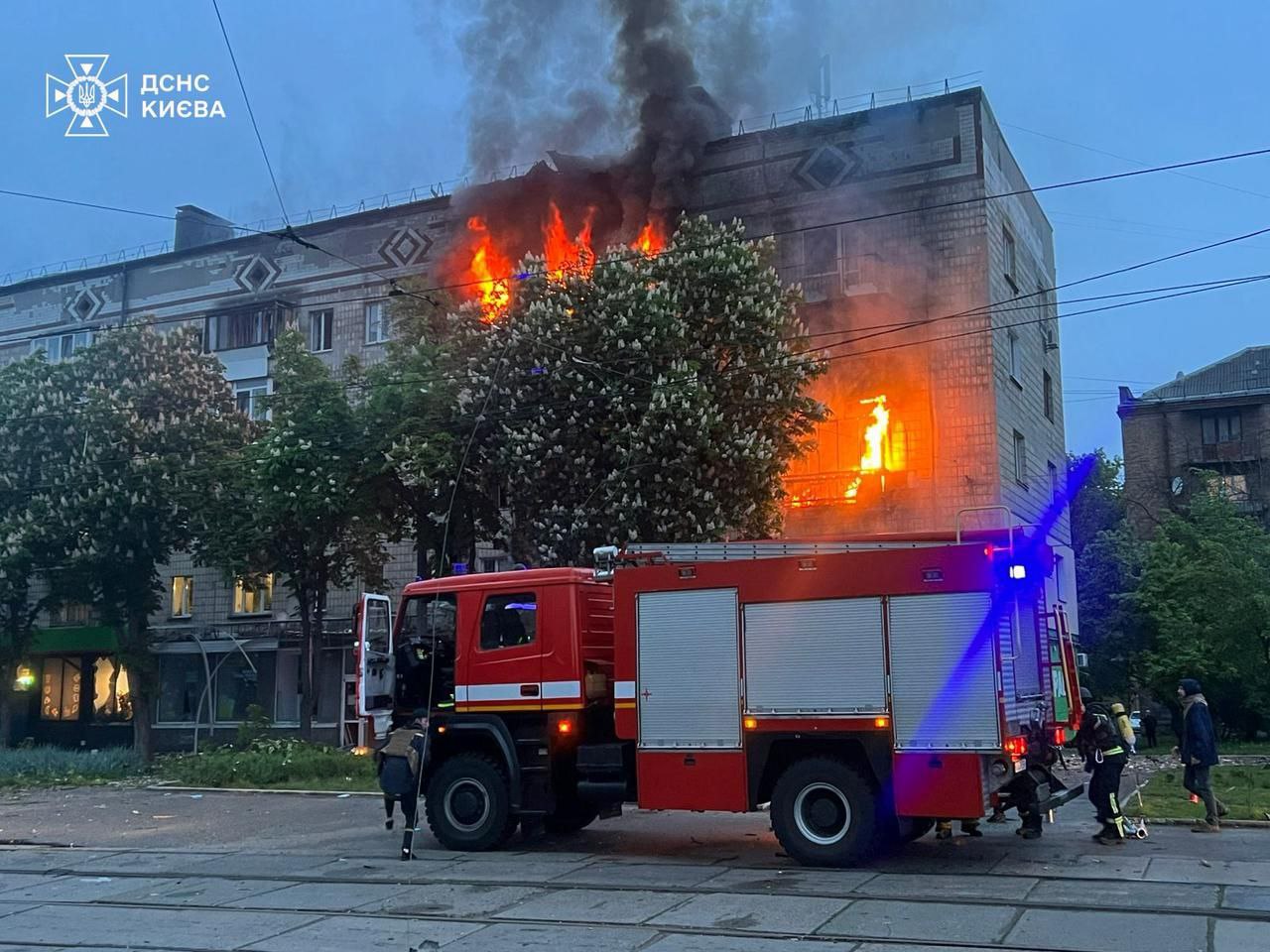 У одній з квартир виявили два тіла: у Києві є загиблі через нічний обстріл — фото з місця подій