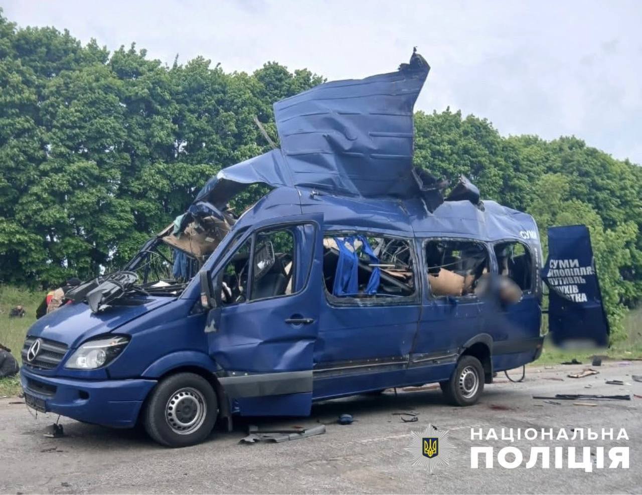 Зросла кількість жертв унаслідок удару окупантів по автобусу на Сумщині: в поліції показали фото