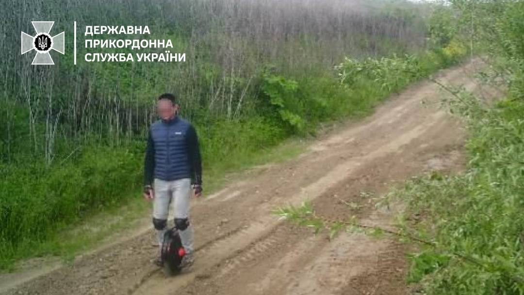 Чоловік на моноколесі намагався втекти з України до Словаччини