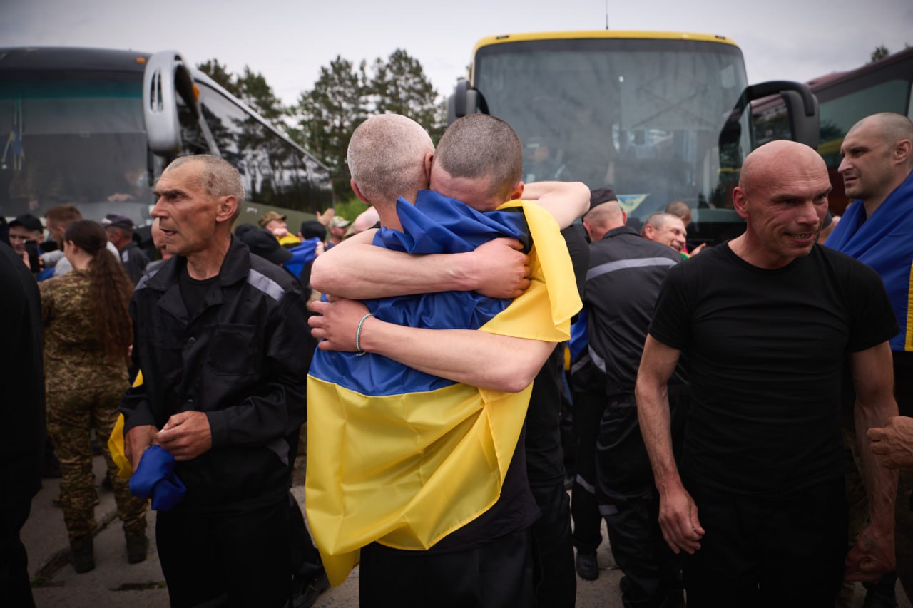 Третій етап обміну полоненими 1000 на 1000: в Україну повернулися 303 захисники (фото, відео)
