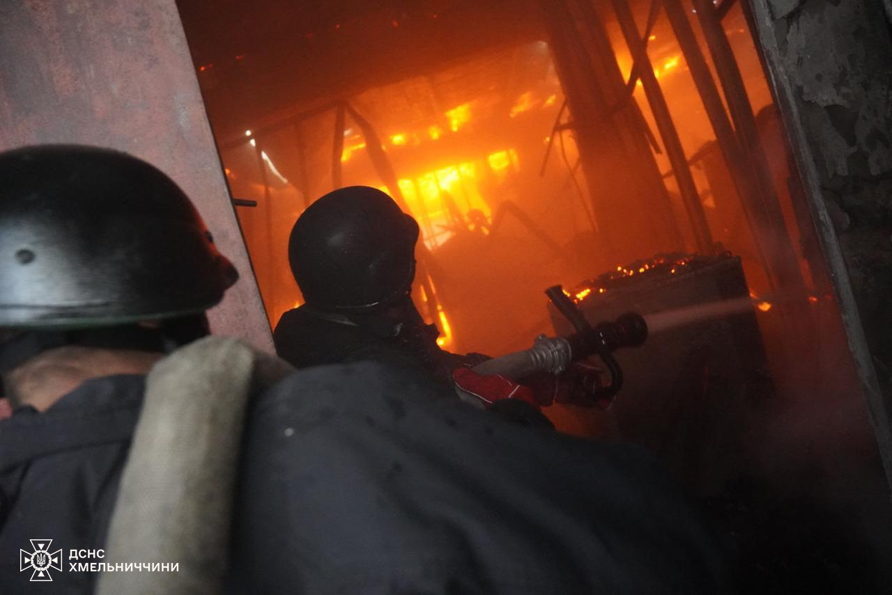 Росіяни другу ніч поспіль атакували Хмельниччину: пошкоджено чотири підприємства (фото)