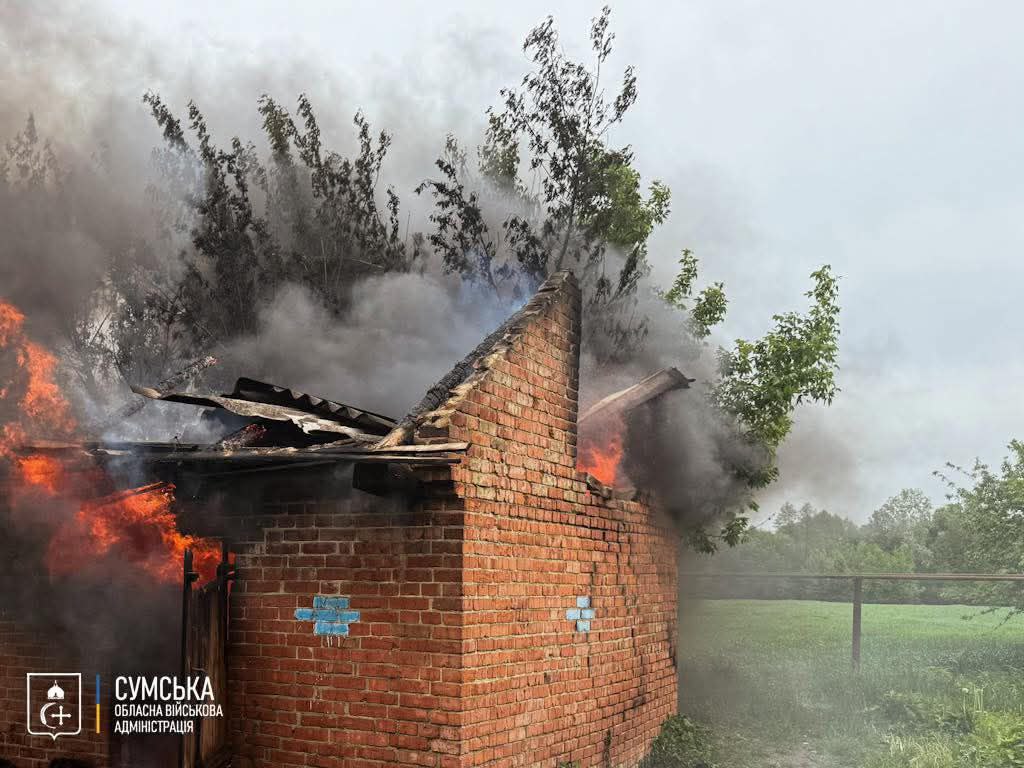 Окупанти вбили жінку на Сумщині, вгативши по селу касетним боєприпасом