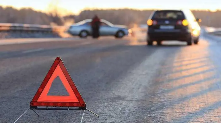 На Київщині авто влетіло в електроопору: є жертва (фото)
