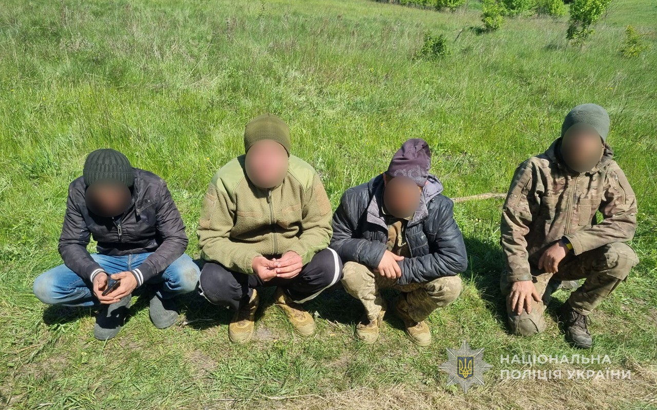 На Сумщині четверо браконьєрів полювали на червонокнижних бабаків: що зараз із тваринами, які потрапили у пастку (фото)