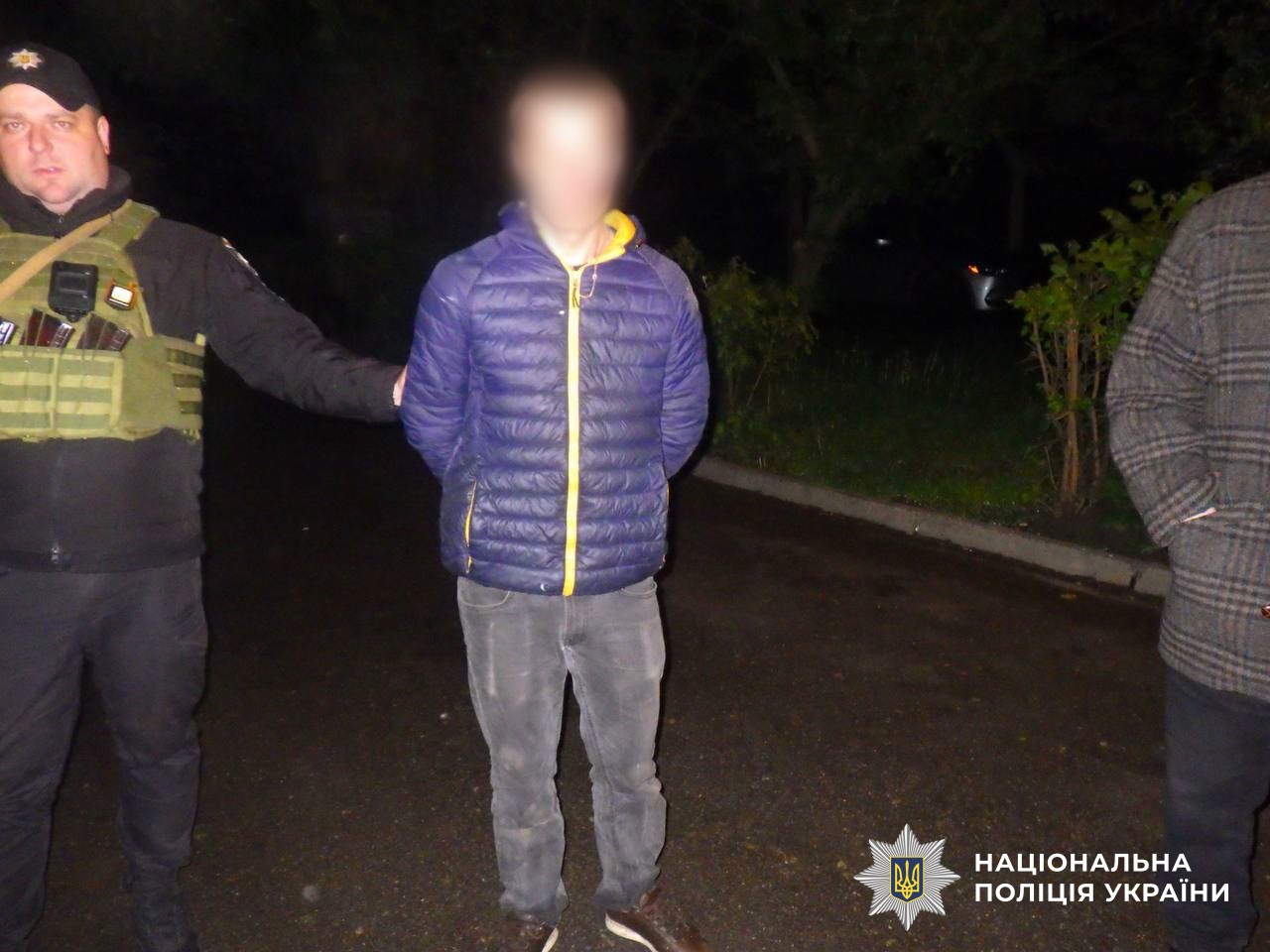 У Києві чоловік розбив автівку сусіда й обчистив її на 100 тис. грн