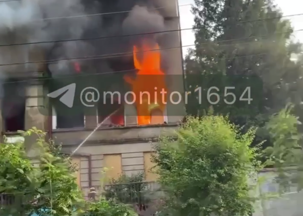 У Харкові після влучання блискавки загорілася будівля ТЦК, — ЗМІ (відео)