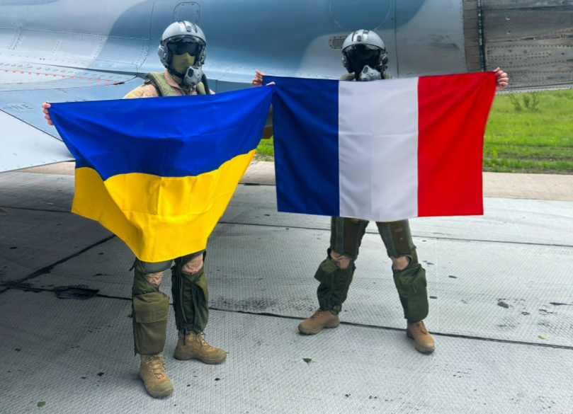 Французькі винищувачі Mirage намалювали тризуб під час демонстраційного польоту над Чорним морем (фото)