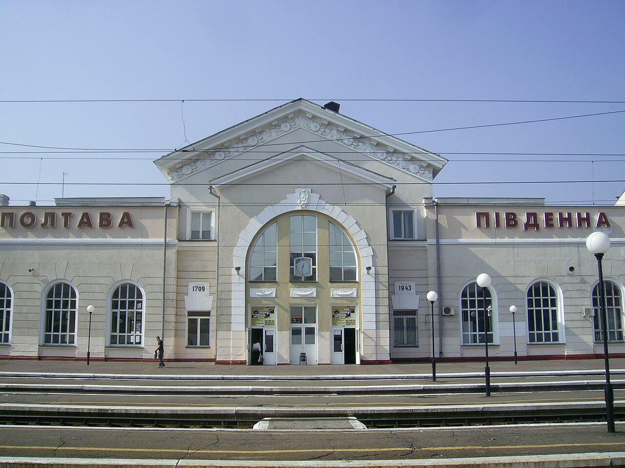 У Полтаві під час нічної атаки росіяни пошкодили вокзал: чи є затримки поїздів