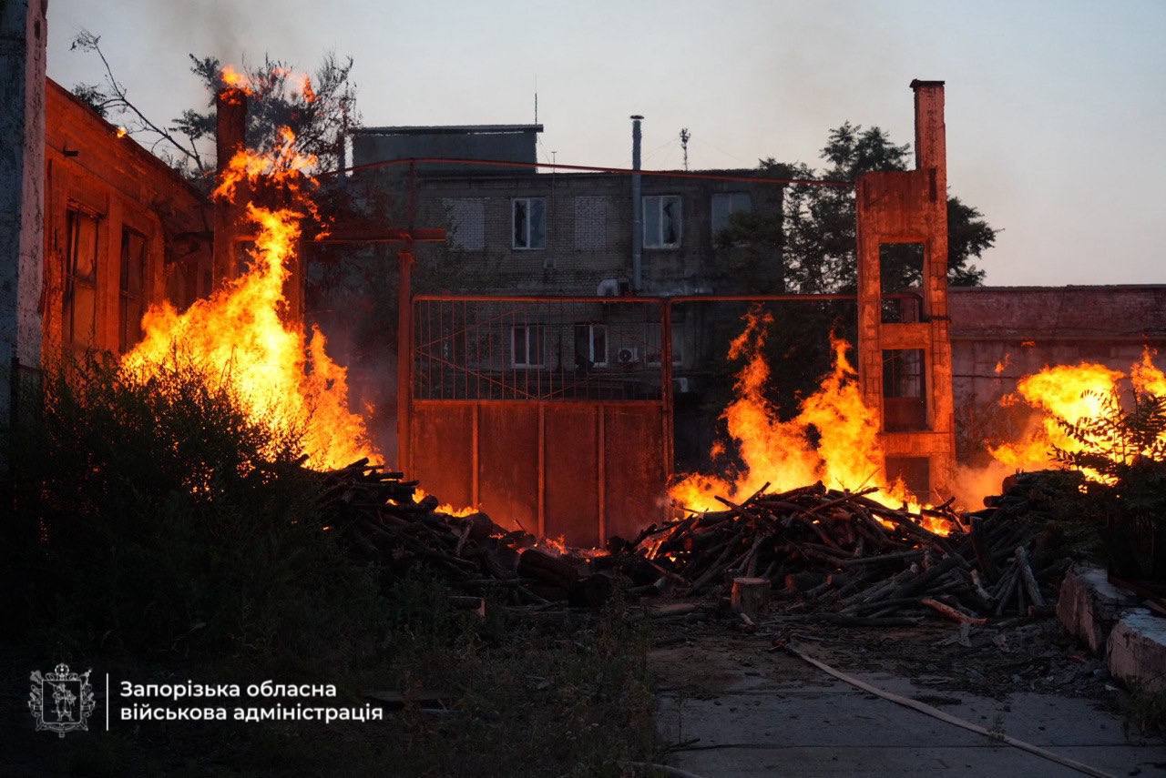 Уночі Запоріжжя опинилось під масованим ударом РФ: по місту хвилями летіли шахеди (фото)