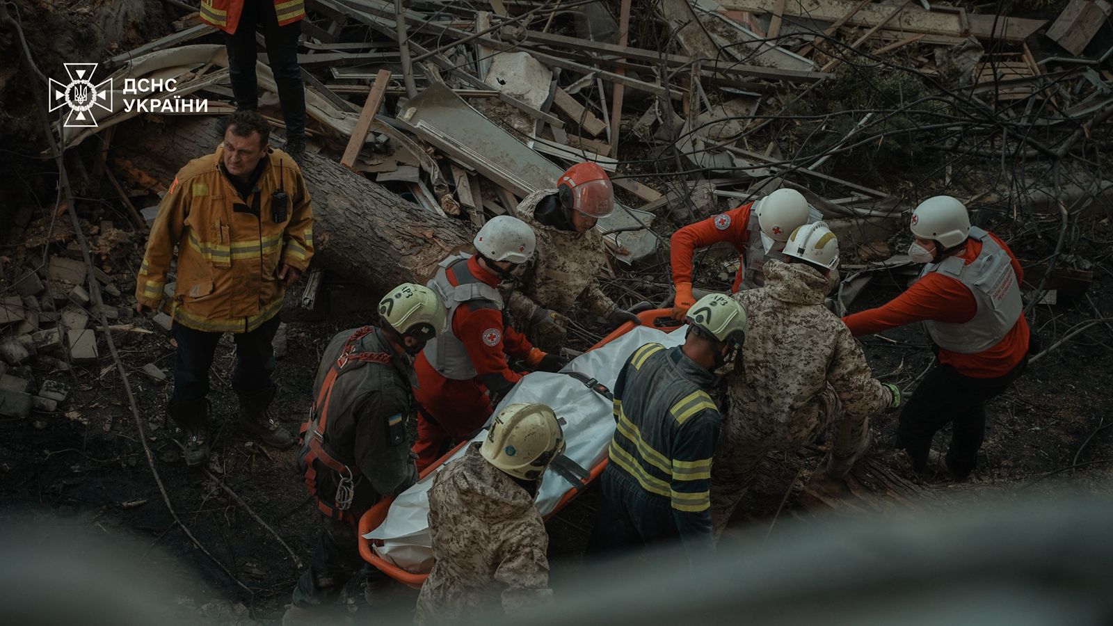 У Києві з-під завалів витягнули тіло хлопця, якого цілий день чекали батьки біля руїн будинку, — ДСНС (фото)