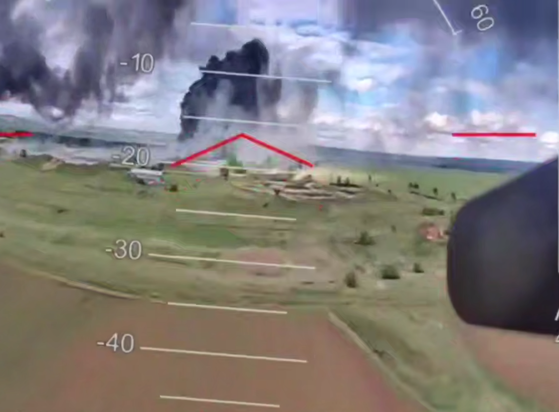 Шлях FPV-дрона від модульного будинку до ворожого літака: нові кадри спецоперації Павутина