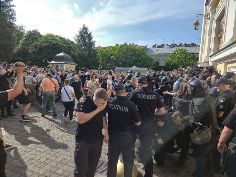 Битва за храм: у Чернівцях у Свято-Духівському соборі стався конфлікт між вірянами, багато поранених (фото)