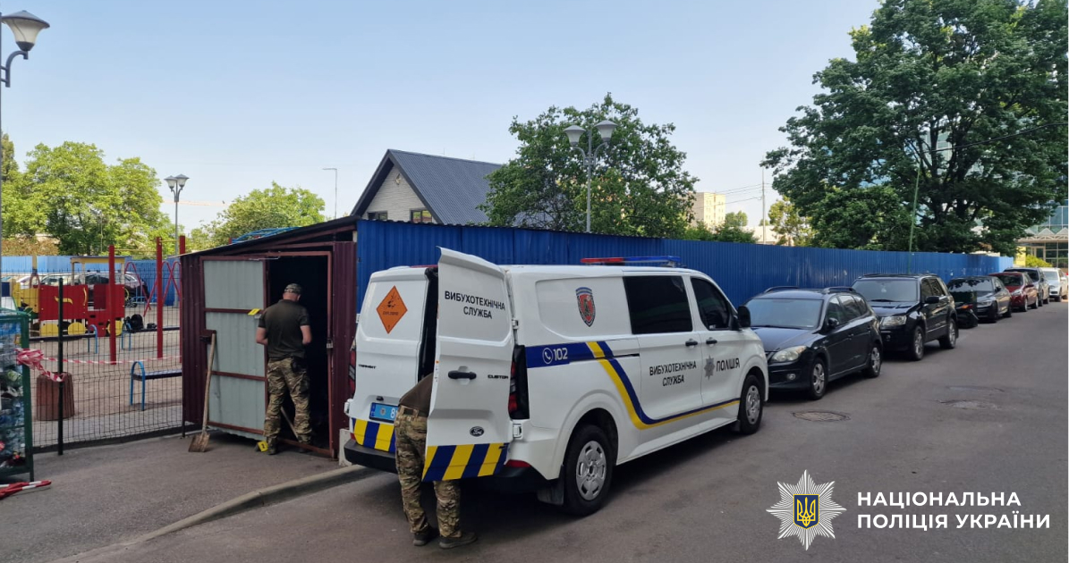 У Києві стався вибух у смітнику: постраждали двоє людей (фото)
