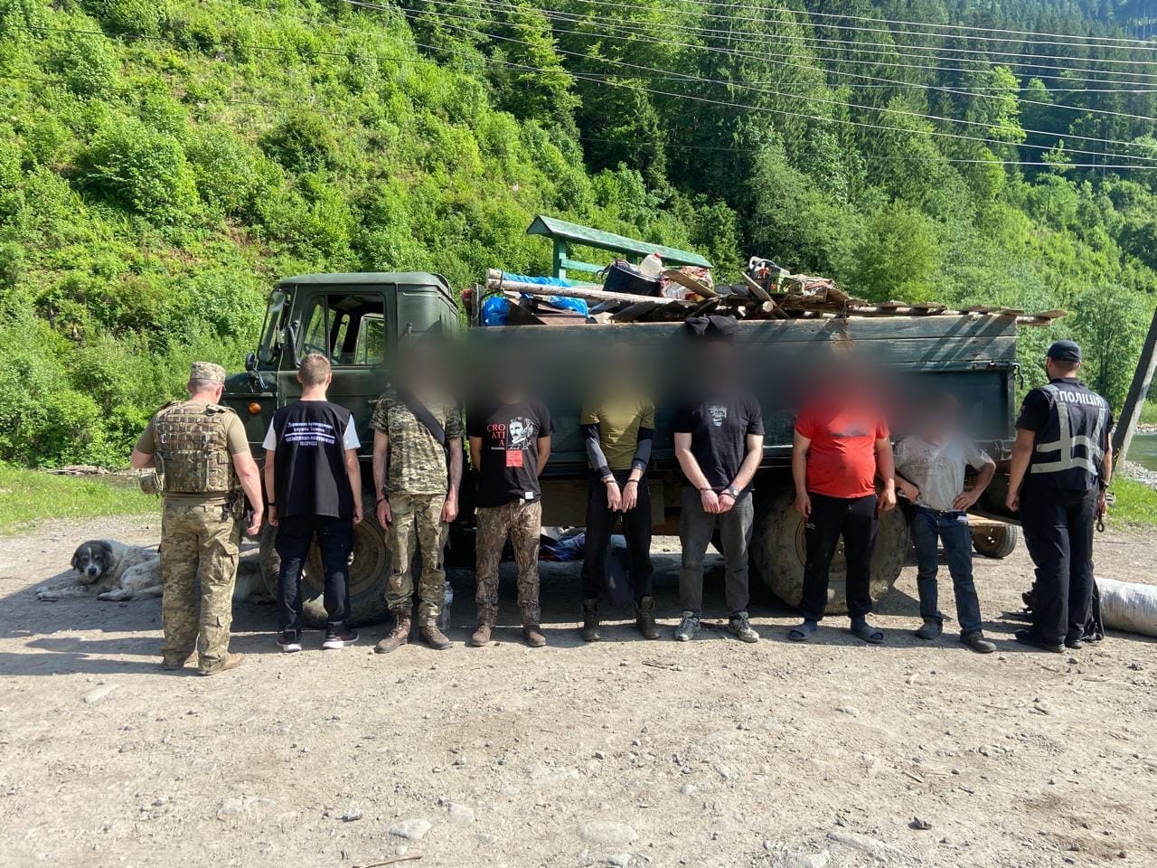 Ховалися між козами та свинями: прикордонники викрили ухилянтів, які у незвичний спосіб хотіли втекти з України (фото)