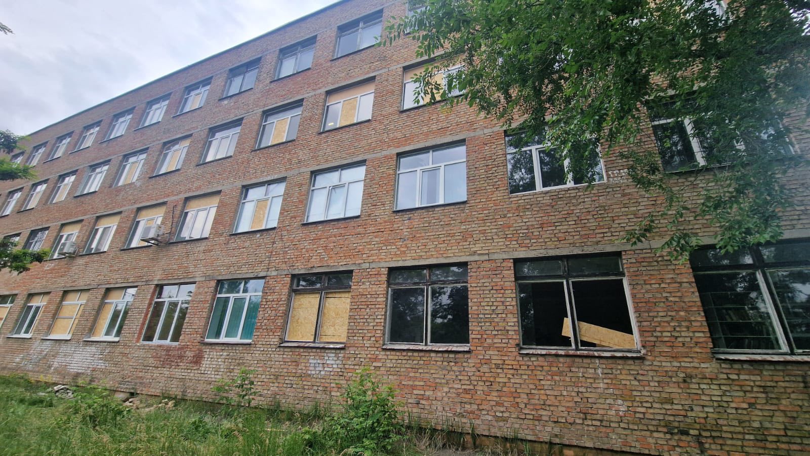 Нічна атака на Київ: рашисти пошкодили 26 закладів освіти у столиці (фото)