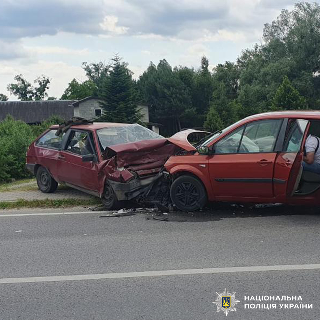 На Львівщині лоб у лоб зіткнулися два легковики: є постраждалі (фото)