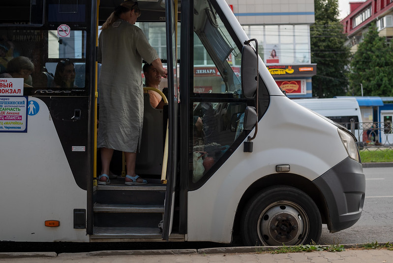 На Київщині у маршрутки під час руху відпало колесо: постраждали четверо пасажирів, серед них — дитина