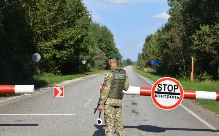 Зять одружився з тещею, щоб виїхати з України: на Вінниччині затримали фіктивне подружжя (фото)