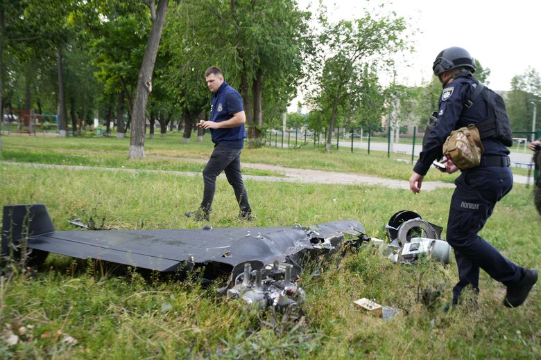 Як знешкоджували Шахед, який вночі впав у харківському парку та не вибухнув (фото)
