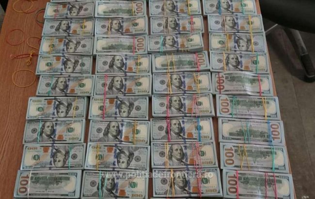 Двоє українців намагалися ввезти в Румунію майже $1,5 млн готівкою