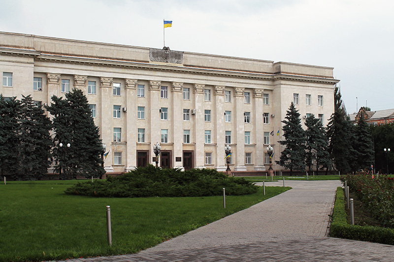 Рашисти вгатили по Херсонській ОДА: перші деталі від влади (фото)