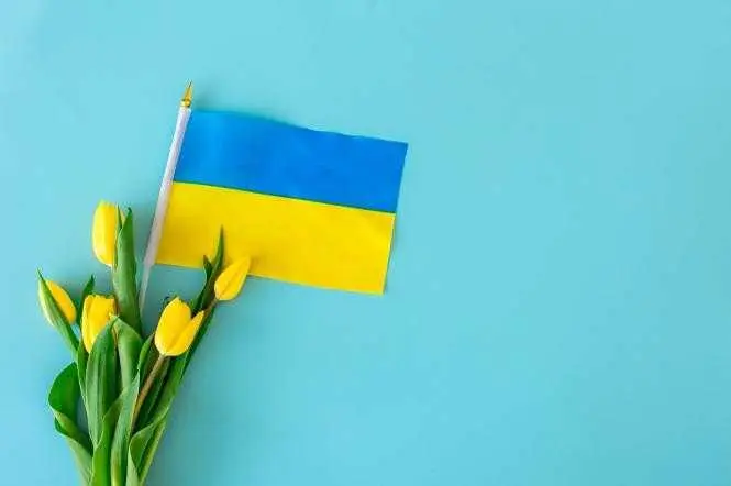 День Конституції України: найкращі привітання у віршах та листівках
